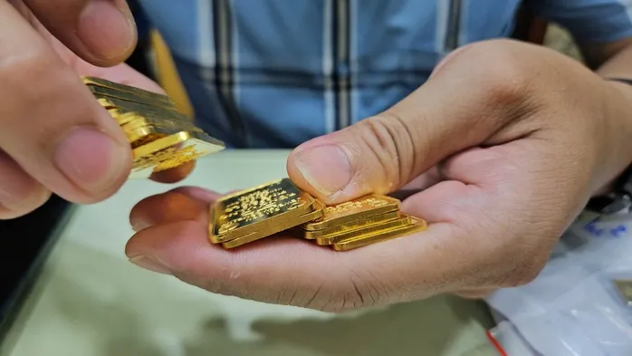 Giá vàng lao dốc mạnh: Người mua “ôm lỗ” gần 13 triệu đồng chỉ sau một tuần- Ảnh 1. Giá vàng lao dốc mạnh: Người mua “ôm lỗ” gần 13 triệu đồng chỉ sau một tuần- Ảnh 1.