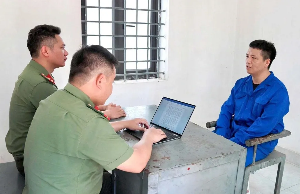 Công an Phú Thọ bóc gỡ đường dây tiêu thụ vũ khí quân dụng núp bóng “súng thông bồn cầu”- Ảnh 1. Công an Phú Thọ bóc gỡ đường dây tiêu thụ vũ khí quân dụng núp bóng “súng thông bồn cầu”- Ảnh 1.