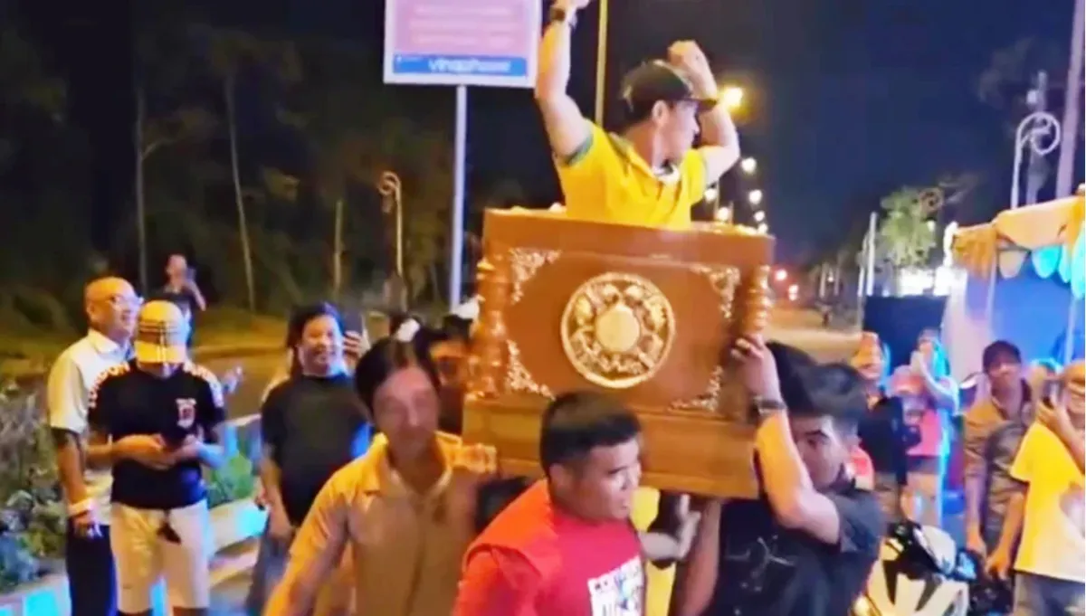 C&ocirc;ng an l&agrave;m r&otilde; vụ khi&ecirc;ng quan t&agrave;i c&oacute; người sống nằm b&ecirc;n trong diễu h&agrave;nh giữa phố g&acirc;y tranh c&atilde;i- Ảnh 1.