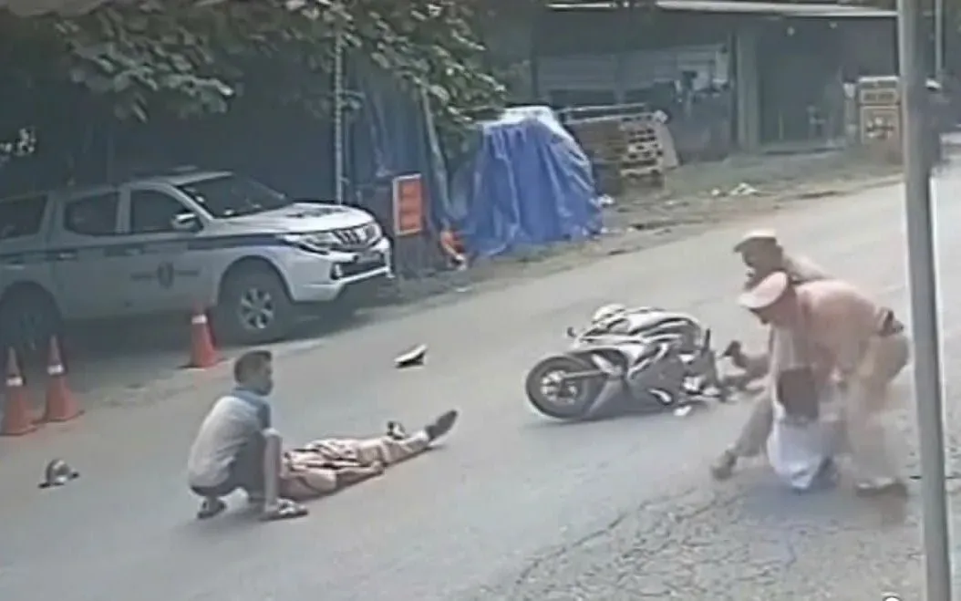 Tạm giữ hai thanh niên lao xe vào tổ CSGT làm nhiệm vụ, khiến một Trung tá bị thương- Ảnh 1. Tạm giữ hai thanh niên lao xe vào tổ CSGT làm nhiệm vụ, khiến một Trung tá bị thương- Ảnh 1.