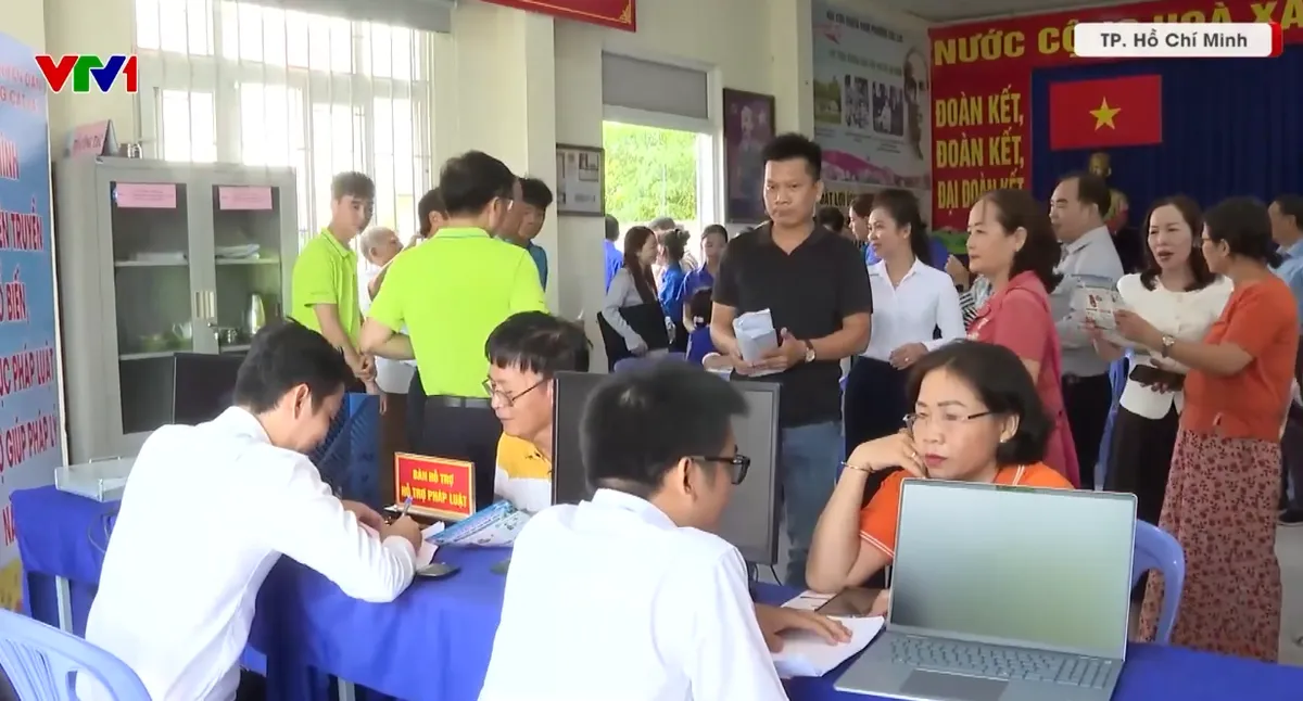 TP Hồ Chí Minh hỗ trợ dịch vụ công trực tuyến tại cơ sở - Ảnh 1.