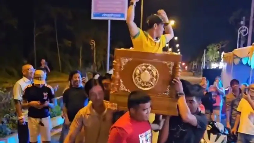 Xác minh clip nhóm người khiêng quan tài có người sống, nhảy múa giữa phố - Ảnh 1.