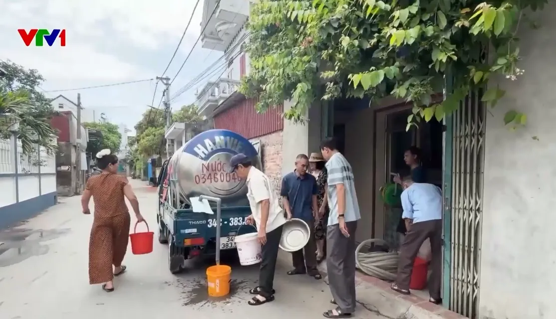 Mất nước k&eacute;o d&agrave;i, h&agrave;ng ngh&igrave;n hộ d&acirc;n ở Hải Ph&ograve;ng xoay xở từng x&ocirc; nước, chậu nước - Ảnh 3.