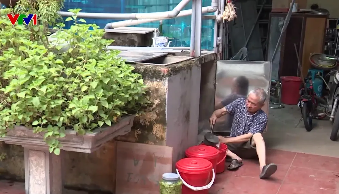 Mất nước k&eacute;o d&agrave;i, h&agrave;ng ngh&igrave;n hộ d&acirc;n ở Hải Ph&ograve;ng xoay xở từng x&ocirc; nước, chậu nước - Ảnh 2.