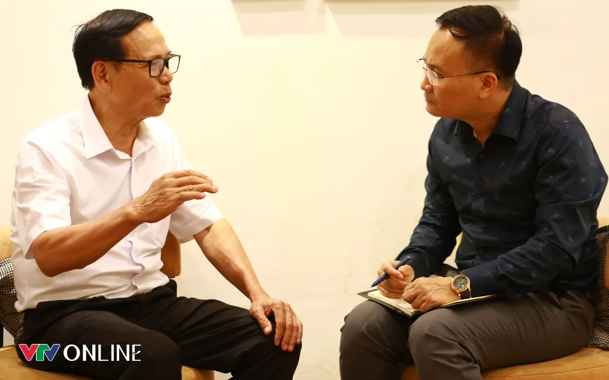 Đại tá, nhà báo Nguyễn Hòa Văn trao đổi cùng PV VTV Times. Ảnh: Phi Tuấn.