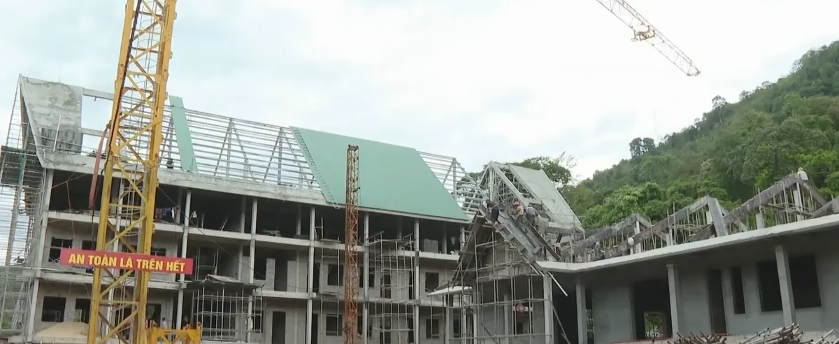 Tăng ca đêm - xây dựng trường nội trú vùng biên - Ảnh 2. Tăng ca đêm - xây dựng trường nội trú vùng biên - Ảnh 2.