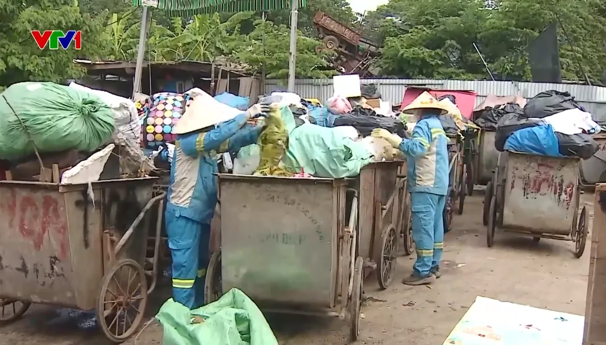 Khó xử phạt hành vi không phân loại rác tại nguồn - Ảnh 1.