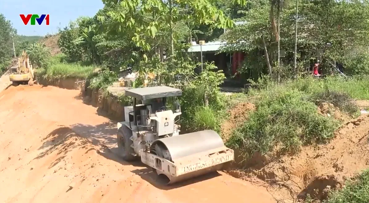Sau lũ năm 2025, nhiều hộ dân tại Đà Nẵng chưa thể về nhà do sạt lở - Ảnh 2.