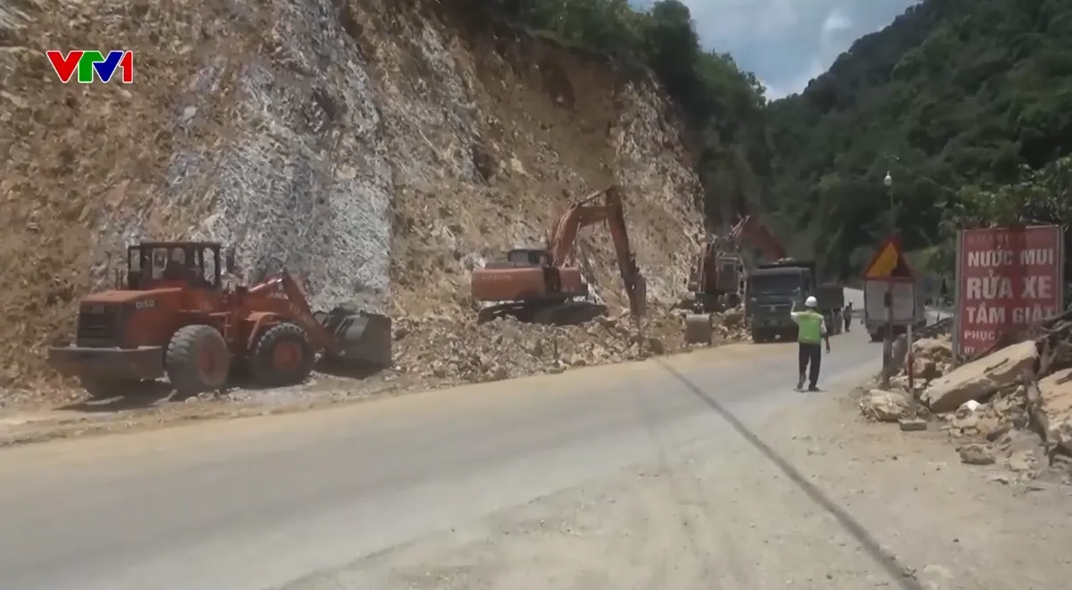 Nổ mìn phá đá, bạt mái taluy để phòng chống sạt lở trên Quốc lộ 6 - Ảnh 1.