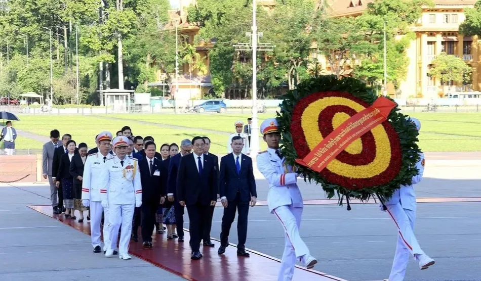 Thủ tướng L&agrave;o đặt v&ograve;ng hoa tưởng niệm Anh h&ugrave;ng liệt sỹ và vào Lăng vi&ecirc;́ng Chủ tịch H&ocirc;̀ Chí Minh - Ảnh 2.