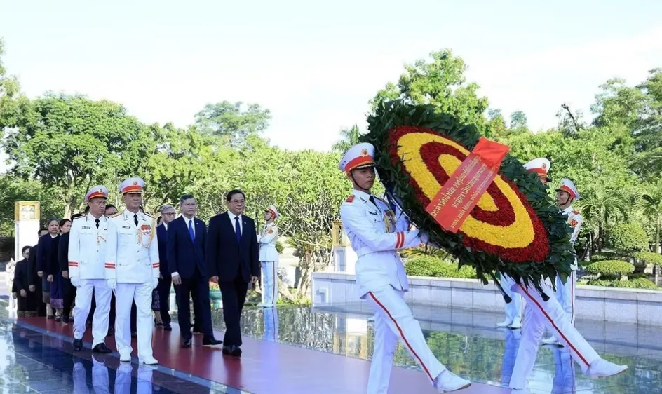 Thủ tướng L&agrave;o đặt v&ograve;ng hoa tưởng niệm Anh h&ugrave;ng liệt sỹ và vào Lăng vi&ecirc;́ng Chủ tịch H&ocirc;̀ Chí Minh - Ảnh 5.