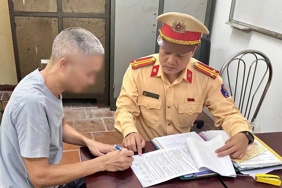 Hà Nội: Xử phạt tài xế xe tải làm rơi vãi bùn đất trên đường Võ Chí Công - Ảnh 1.