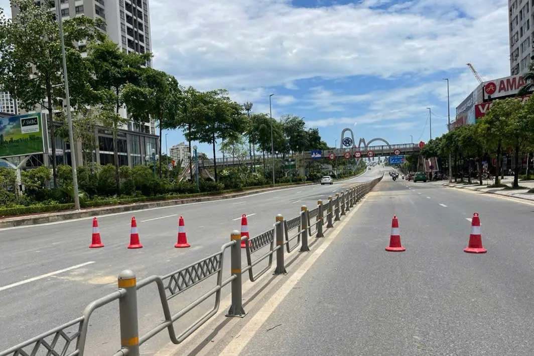 Hà Nội: Xử phạt tài xế xe tải làm rơi vãi bùn đất trên đường Võ Chí Công - Ảnh 2.
