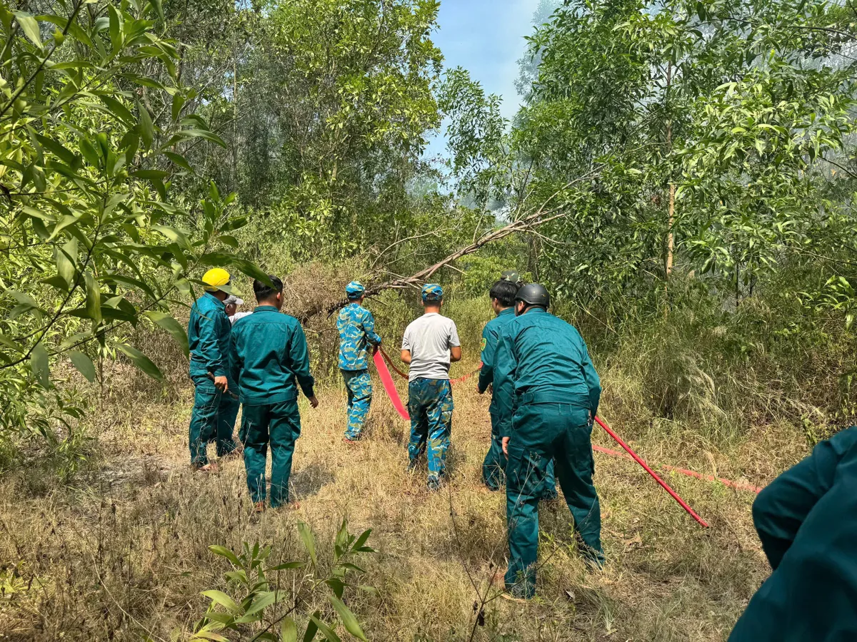 Đ&agrave; Nẵng dập tắt đ&aacute;m ch&aacute;y nguy hiểm, ngăn lửa lan v&agrave;o rừng - Ảnh 3.
