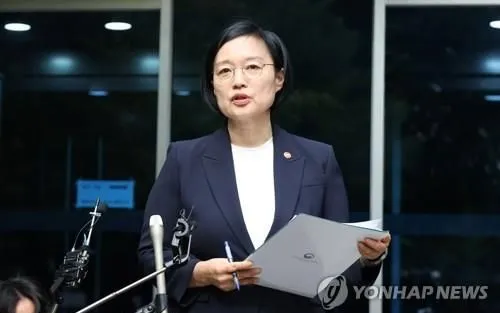 Ứng viên Thủ tướng Han Seong-sook trả lời phóng viên trước phiên điều trần của bà tại trung tâm Seoul, ngày 8/6/2026 (Ảnh: Yonhap)