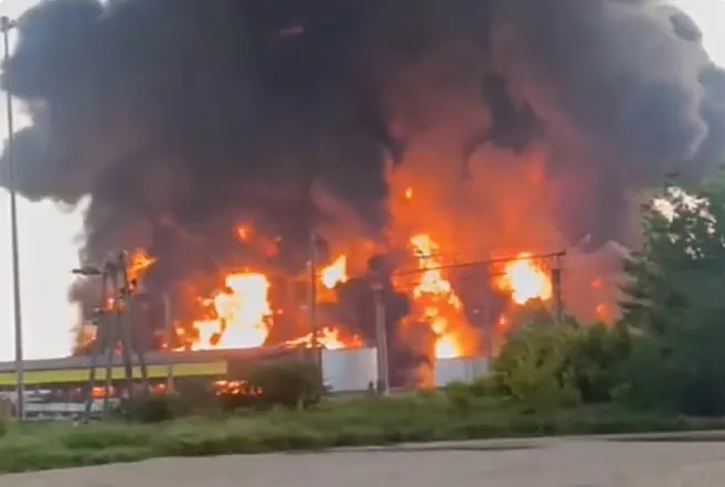Hạ tầng đường sắt ở Luhansk và Donetsk bị tấn công - Ảnh 2.