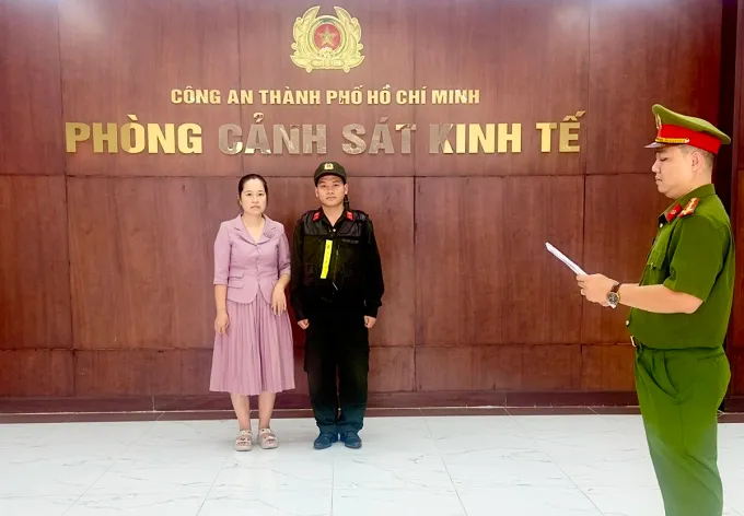 Chủ thương hiệu vải áo dài bị khởi tố vì nghi dùng AI sao chép thiết kế đã được bảo hộ- Ảnh 1. Chủ thương hiệu vải áo dài bị khởi tố vì nghi dùng AI sao chép thiết kế đã được bảo hộ- Ảnh 1.