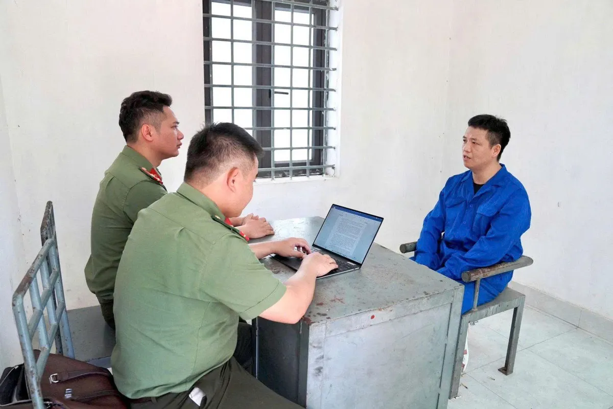 Phú Thọ: Ngụy trang súng quân dụng thành “dụng cụ thông bồn cầu”, 6 đối tượng bị khởi tố - Ảnh 2. Phú Thọ: Ngụy trang súng quân dụng thành “dụng cụ thông bồn cầu”, 6 đối tượng bị khởi tố - Ảnh 2.
