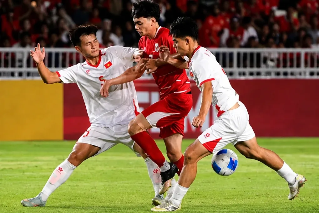 U19 Việt Nam hồi hộp chờ ph&eacute;p m&agrave;u, cơ hội b&aacute;n kết phụ thuộc v&agrave;o Th&aacute;i Lan v&agrave; Malaysia- Ảnh 1.