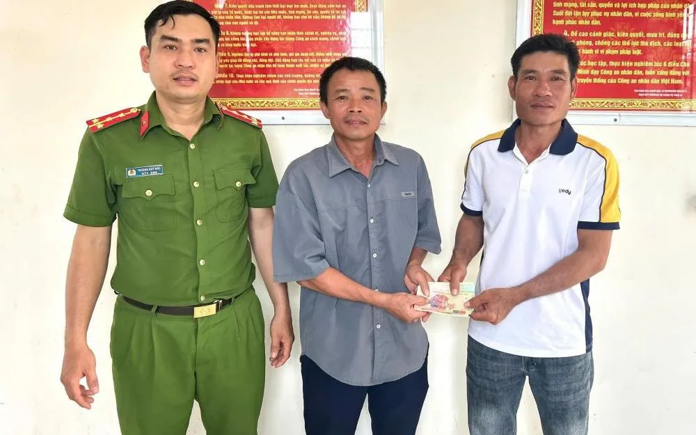 Công an xã đã tổ chức bàn giao số tiền hơn 10 đồng cho đại diện đơn vị chuyển nhầm