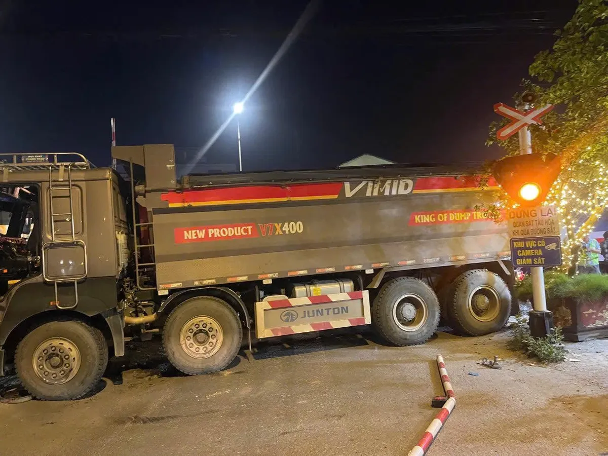 H&agrave; Nội: Xe tải băng qua đường ngang khi đ&egrave;n cảnh b&aacute;o hoạt động bị t&agrave;u hỏa t&ocirc;ng tr&uacute;ng- Ảnh 1.