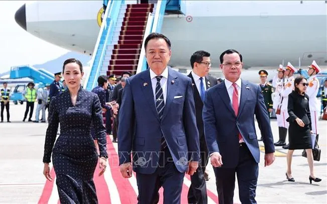 Ủy viên Trung ương Đảng, Bộ trưởng Dân tộc và Tôn giáo Nguyễn Đình Khang đón Thủ tướng Vương quốc Thái Lan Anutin Charnvirakul tại sân bay quốc tế Nội Bài (Hà Nội). Ảnh: Minh Đức/ TTXVN