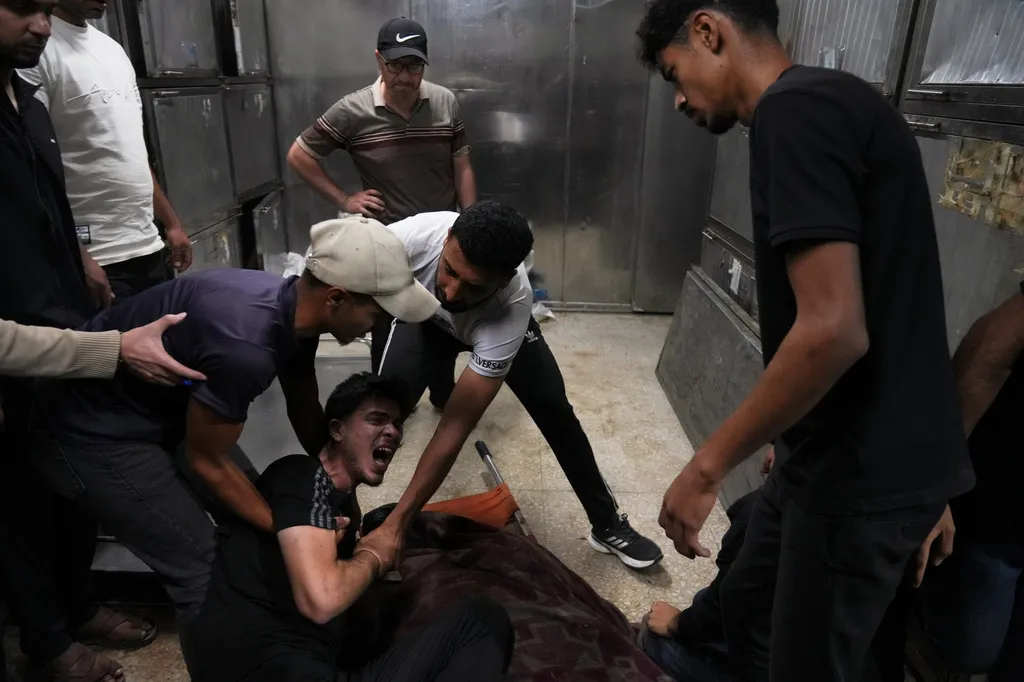 Israel tấn c&ocirc;ng khu lều trại ở Gaza khiến nhiều người thiệt mạng- Ảnh 1.
