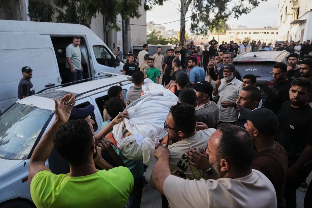 Israel tấn c&ocirc;ng khu lều trại ở Gaza khiến nhiều người thiệt mạng- Ảnh 2.