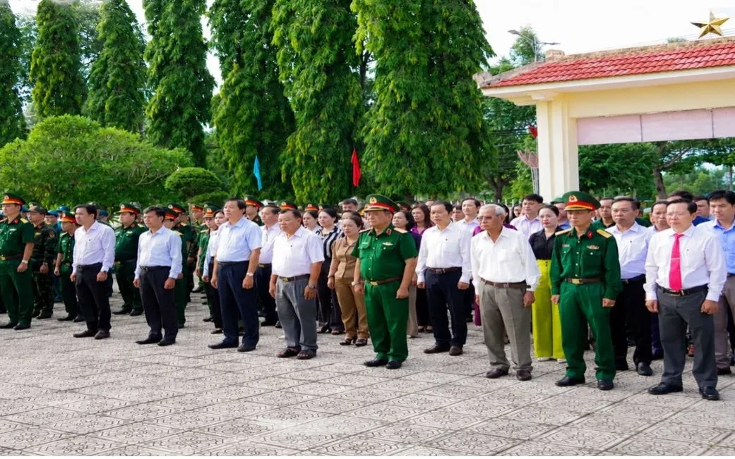 Lâm Đồng lấy mẫu hài cốt liệt sĩ chưa xác định danh tính tại Nghĩa trang Đức Linh.