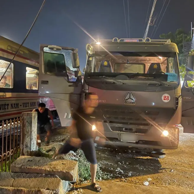 H&agrave; Nội: Xe tải băng qua đường ngang khi đ&egrave;n cảnh b&aacute;o hoạt động bị t&agrave;u hỏa t&ocirc;ng tr&uacute;ng- Ảnh 2.