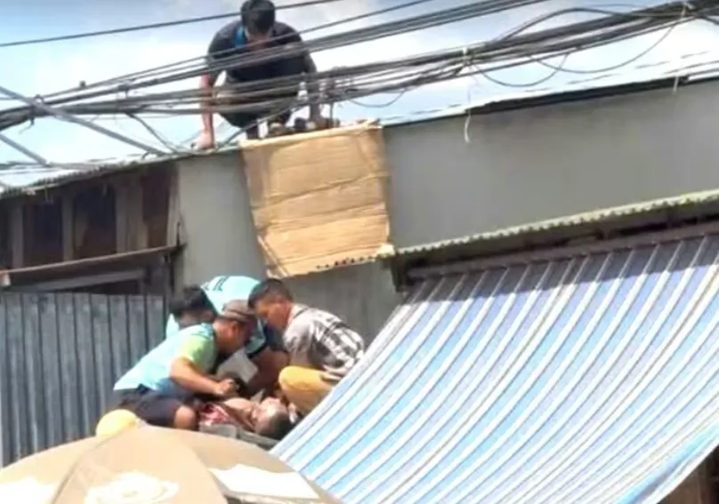 Leo lên mái nhà lắp biển quảng cáo, 2 người bị điện giật- Ảnh 1.