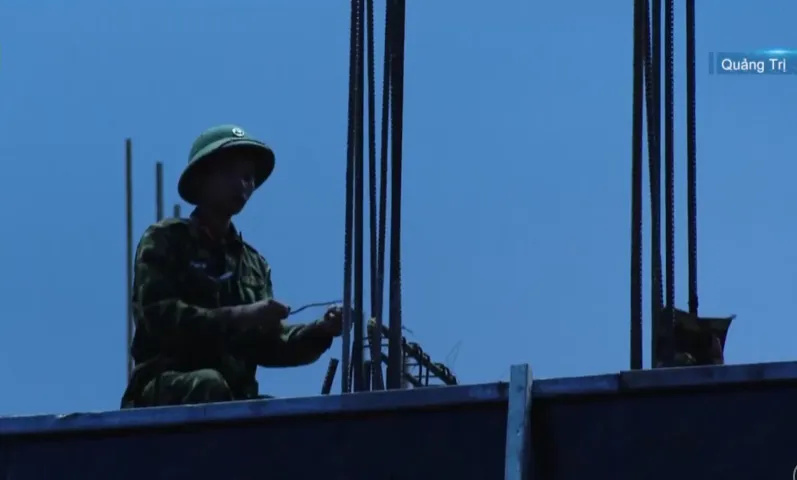 Bộ đội c&ugrave;ng c&ocirc;ng nh&acirc;n xuy&ecirc;n đ&ecirc;m x&acirc;y trường nội tr&uacute; cho học sinh v&ugrave;ng bi&ecirc;n Quảng Trị- Ảnh 1.