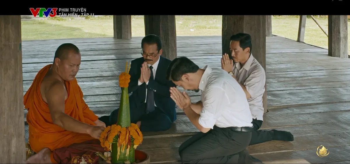 Tận hiến - Tập 10, 11: Điệp vi&ecirc;n ho&agrave;n hảo v&agrave; loạt diễn biến nghẹt thở từ cuộc đảo ch&iacute;nh qu&acirc;n sự - Ảnh 10.