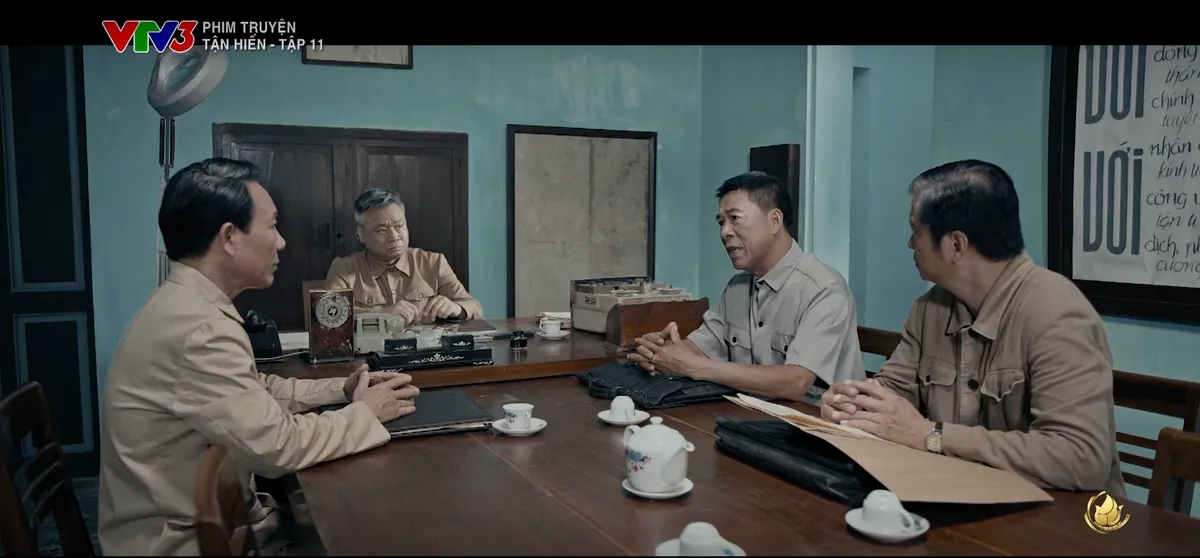 Tận hiến - Tập 10, 11: Điệp vi&ecirc;n ho&agrave;n hảo v&agrave; loạt diễn biến nghẹt thở từ cuộc đảo ch&iacute;nh qu&acirc;n sự - Ảnh 13.