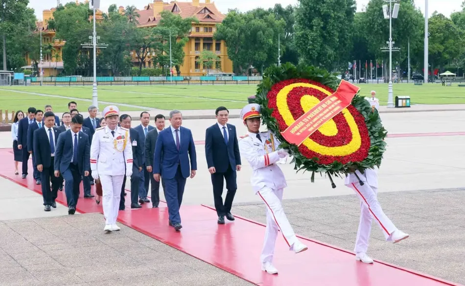 Thủ tướng Campuchia viếng Chủ tịch Hồ Chí Minh và các anh hùng liệt sỹ - Ảnh 1.