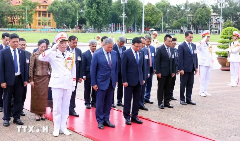 Thủ tướng Campuchia viếng Chủ tịch Hồ Chí Minh và các anh hùng liệt sỹ - Ảnh 3.