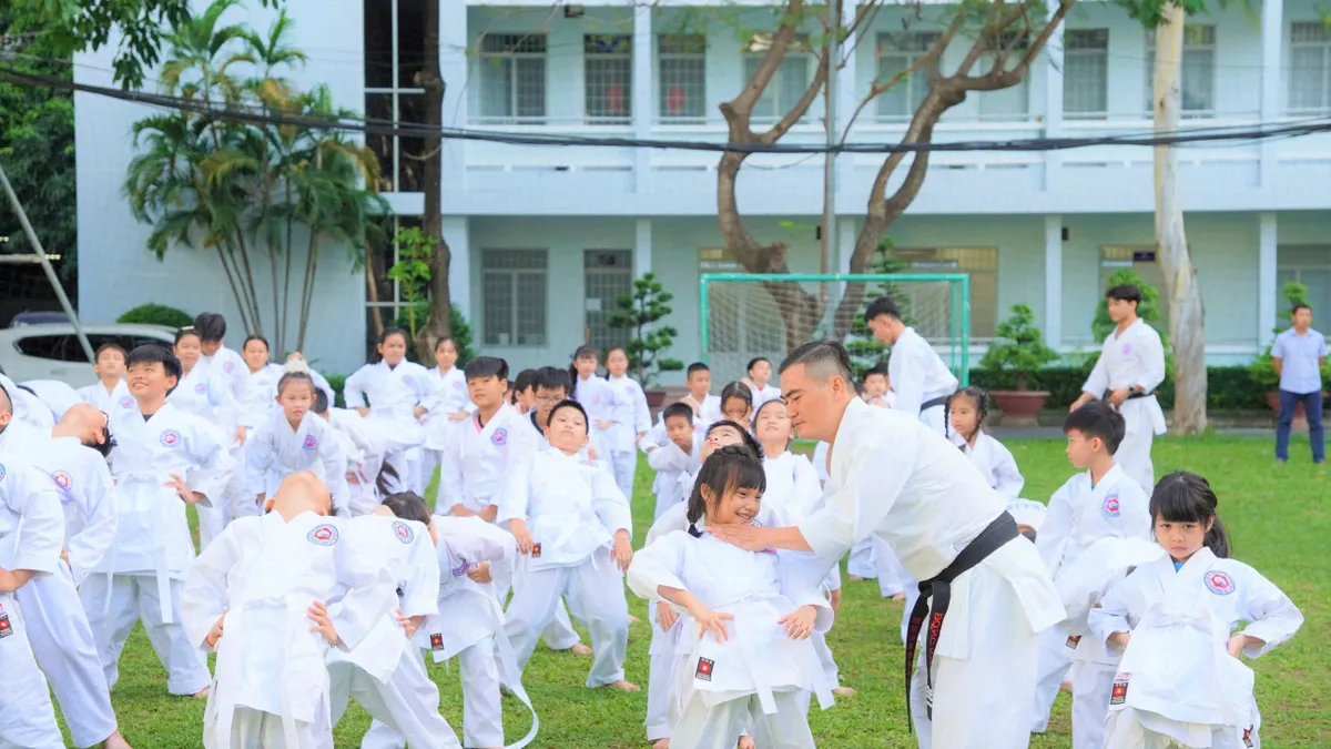 Công an Khánh Hòa: Mở lớp võ thuật tự vệ miễn phí dịp hè cho con em cán bộ, chiến sĩ - Ảnh 4.
