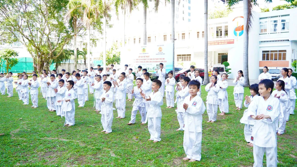 Công an Khánh Hòa: Mở lớp võ thuật tự vệ miễn phí dịp hè cho con em cán bộ, chiến sĩ - Ảnh 1.