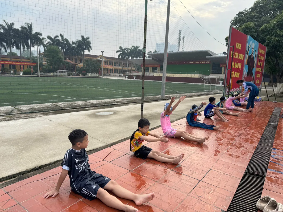 Lớp học bơi đặc biệt giữa ngày hè của những người thầy mang áo lính - Ảnh 2.