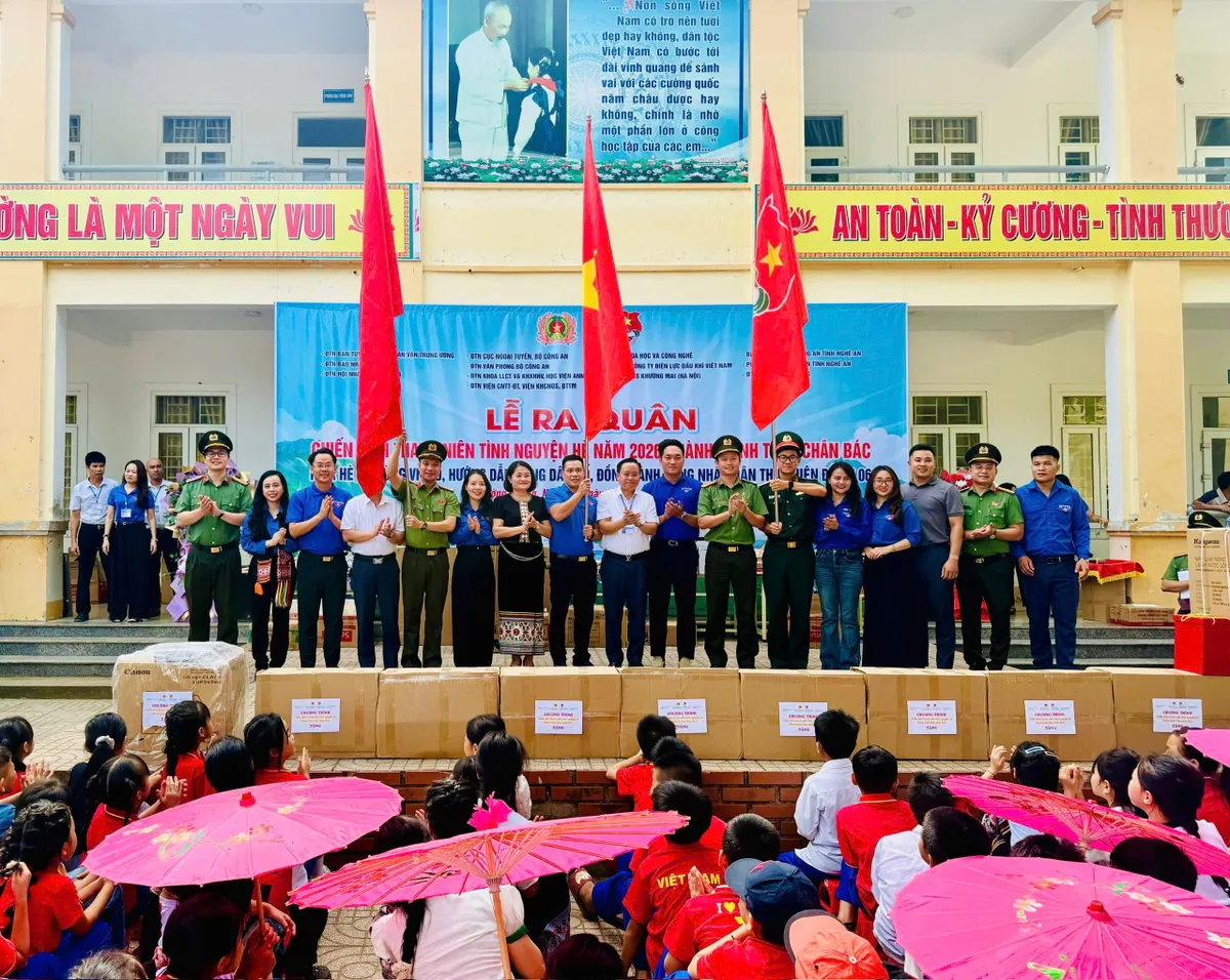 Những m&oacute;n qu&agrave; theo ch&acirc;n tuổi trẻ đến với v&ugrave;ng cao Nghệ An - Ảnh 1.