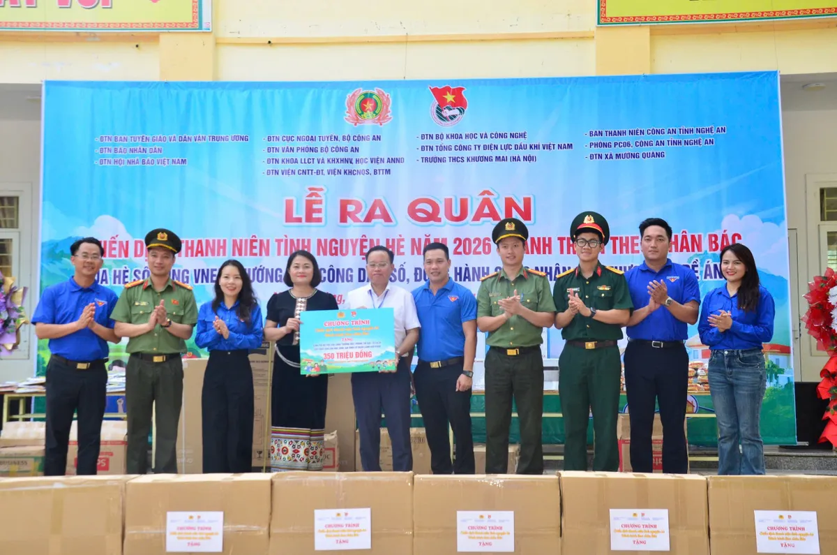 Những m&oacute;n qu&agrave; theo ch&acirc;n tuổi trẻ đến với v&ugrave;ng cao Nghệ An - Ảnh 2.