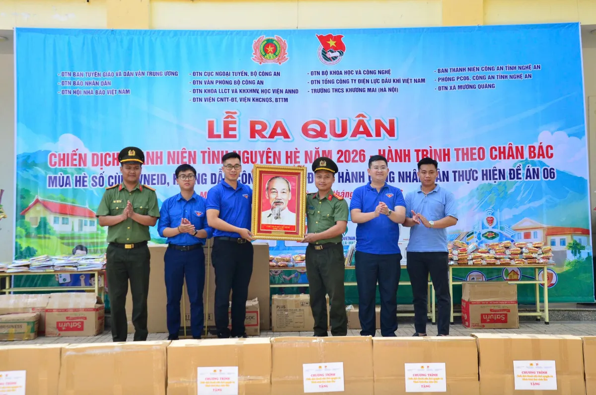Những m&oacute;n qu&agrave; theo ch&acirc;n tuổi trẻ đến với v&ugrave;ng cao Nghệ An - Ảnh 3.