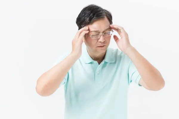 Đeo k&iacute;nh nhưng vẫn đau đầu: Những nguy&ecirc;n nh&acirc;n nhiều người kh&ocirc;ng ngờ tới- Ảnh 1.