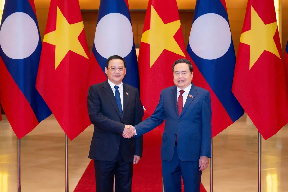 Chủ tịch Quốc hội Trần Thanh Mẫn hội kiến Thủ tướng L&agrave;o, th&uacute;c đẩy hợp t&aacute;c nghị viện v&agrave; kết nối hạ tầng- Ảnh 1.