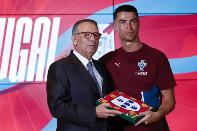 "H&atilde;y mang về chiếc c&uacute;p c&ograve;n thiếu", Tổng thống Bồ Đ&agrave;o Nha nhắn gửi Ronaldo- Ảnh 1.