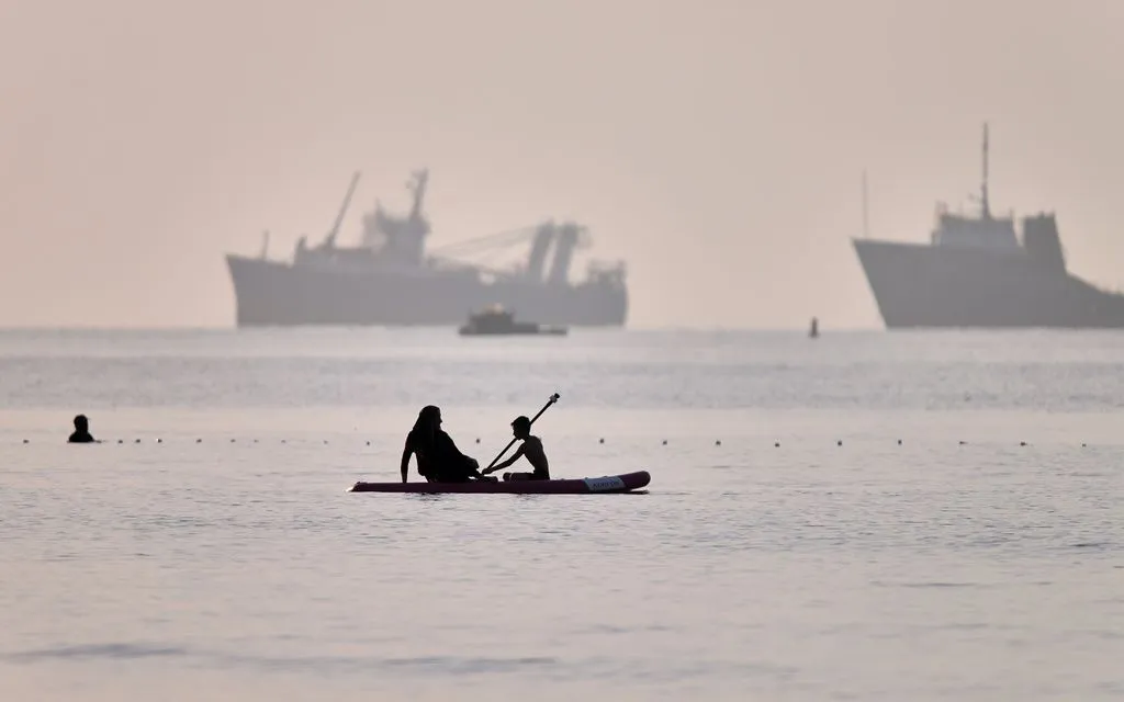 Tàu chở hàng và dịch vụ neo đậu ở eo biển Hormuz, ngoài khơi Bandar Abbas, Iran, ngày 1/6/2026 (Ảnh: ISNA/AP)