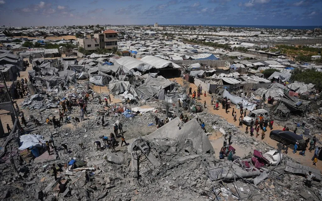 Đống đổ nát của một tòa nhà bị phá hủy sau cuộc không kích của Israel tại Khan Younis, phía Nam Gaza (Ảnh: AP)