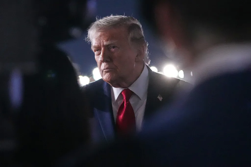 Tòa án Mỹ bác bỏ đề xuất tăng phí visa H-1B của Tổng thống Trump- Ảnh 1. Tòa án Mỹ bác bỏ đề xuất tăng phí visa H-1B của Tổng thống Trump- Ảnh 1.