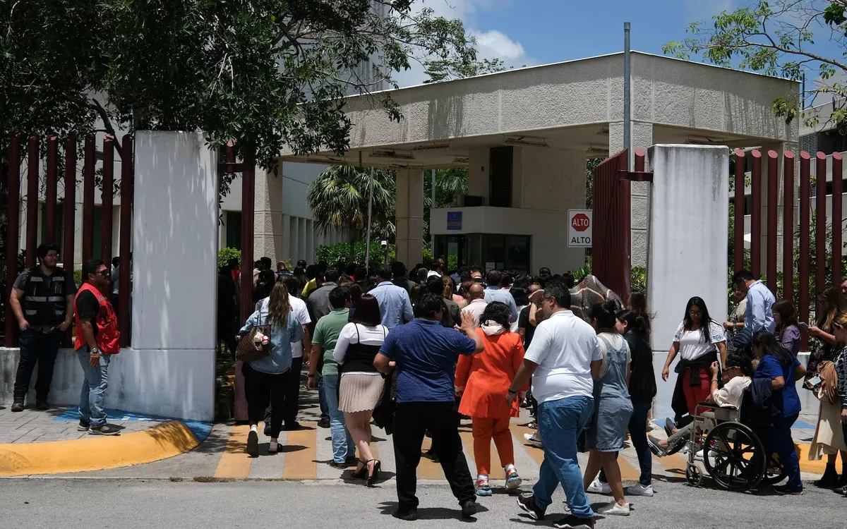 Nhân viên trở lại tòa nhà Tư pháp Liên bang ở Cancun, Mexico, sau khi sơ tán do trận động đất mạnh 6,1, ngày 8/6/2026. (Ảnh: Reuters)