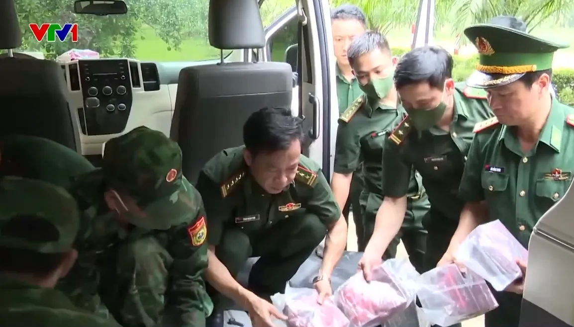 Ma t&uacute;y ngụy trang dưới nhiều mặt h&agrave;ng, được cất giấu tinh vi qua Cửa khẩu quốc tế Cầu Treo- Ảnh 1.